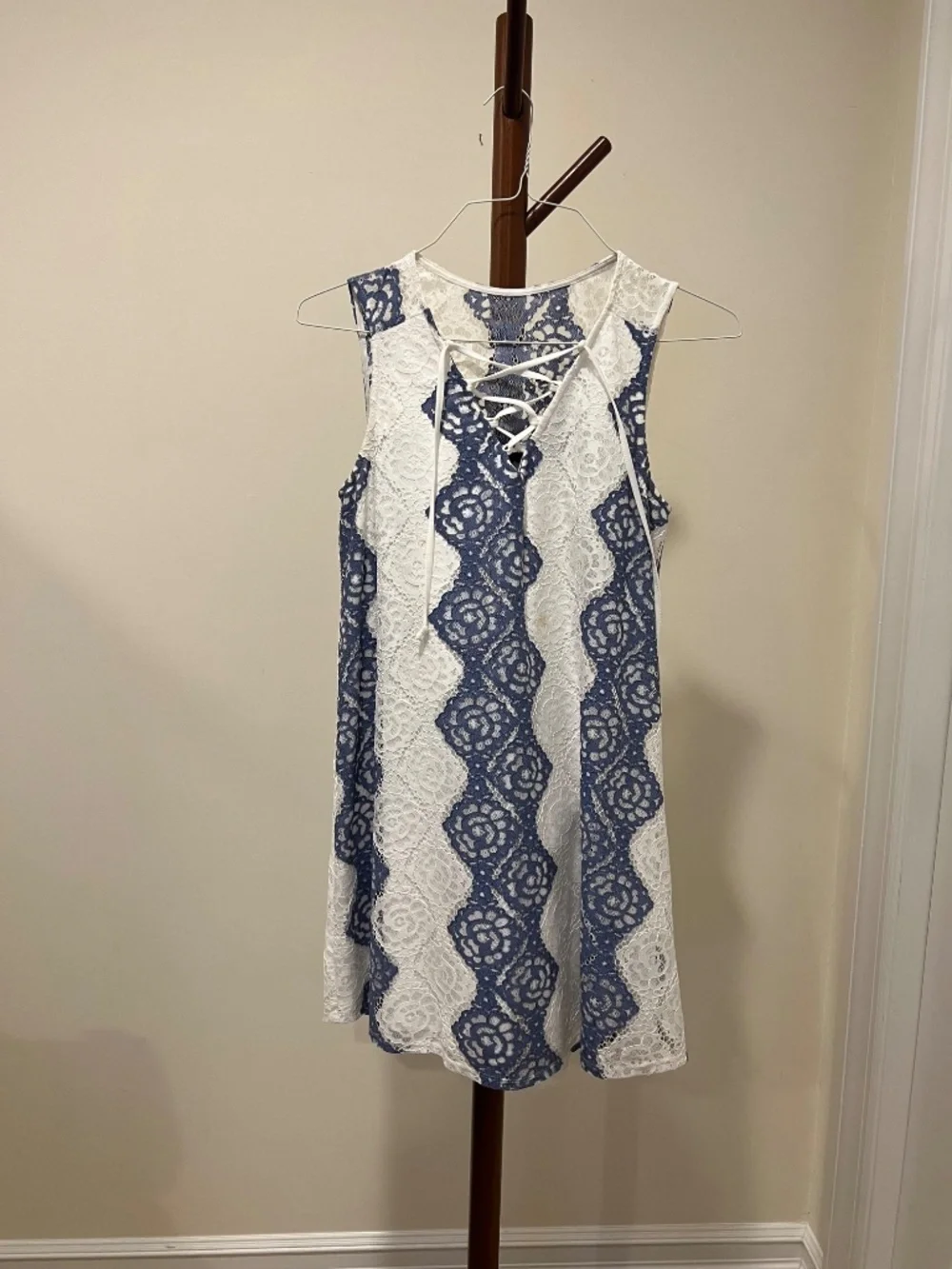 BCBGMAXAZRIA Blue & White Lace Lace-Up Dress -- Size Small - Picture 3 of 3